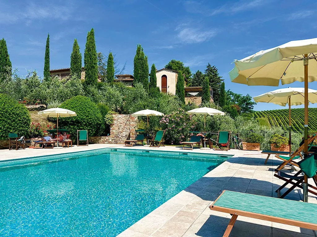 Der Pool liegt idyllisch neben den Olivenbäumen, hier kann man gut der Mittagshitze entkommen Der Pool liegt idyllisch neben den Olivenbäumen, hier kann man gut der Mittagshitze entkommen