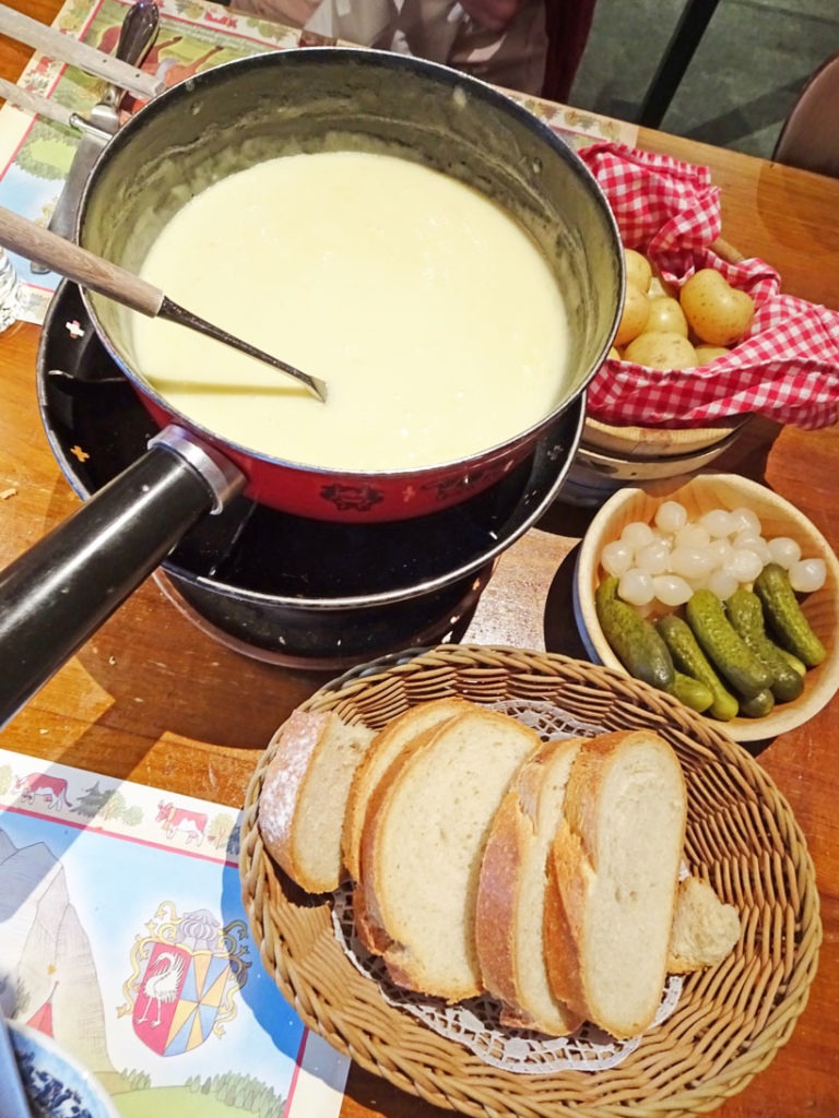 Zum Dahinschmelzen Käsefondue im Restaurant Le Chalet