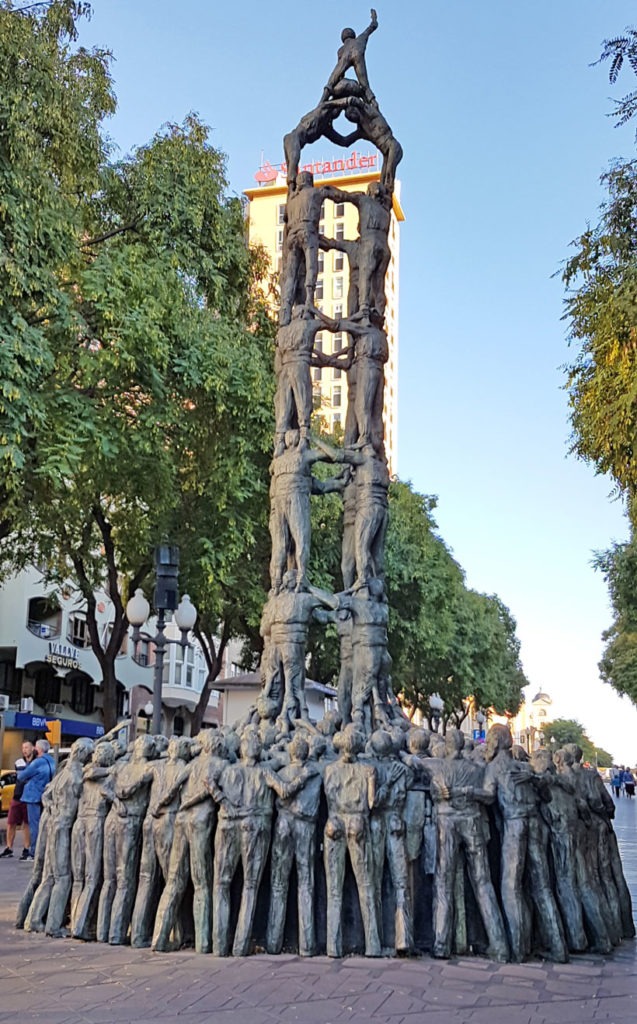 Skulptur zur Ehrung der Castellers