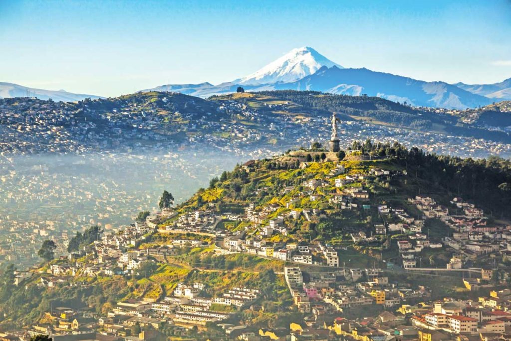 Quito mit dem Vulkan Cotopaxi im Hintergrund