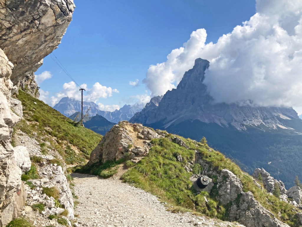 Beim Wandern im Civetta-Massiv fällt der Blick auch immer wieder auf den erhabenen Monte Pelmo