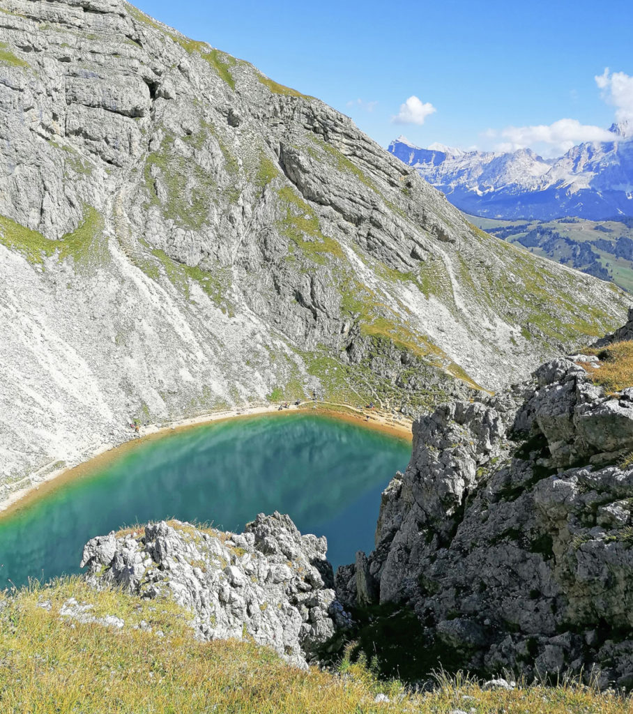 Der Lago de Boè verdankt seine Farbe lebenden Mikroorganismen