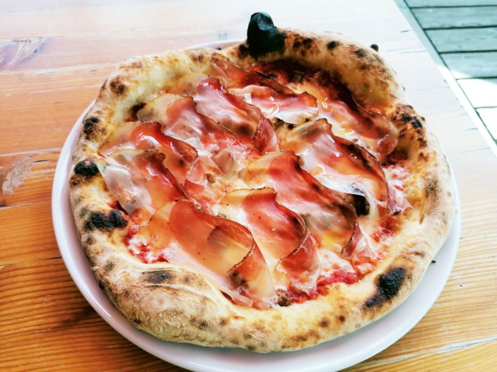 Pizzapan mit Tiroler Speck aus dem Holzofen