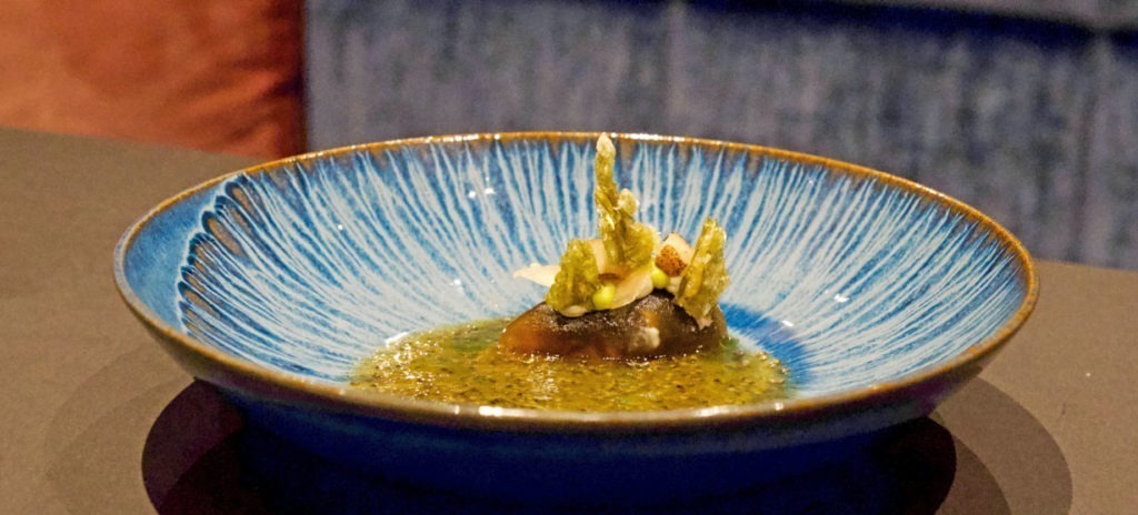 Die südostasiatischen Einflüsse sind unbestritten: Algen mit Kimchi, Tomburi und Kaffir-Limette