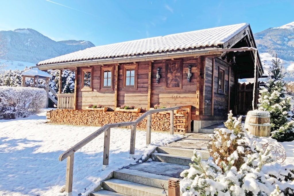 Ein absolut uriges Ambiente und Bergblick bietet nach dem Skifahren die Hüttensauna